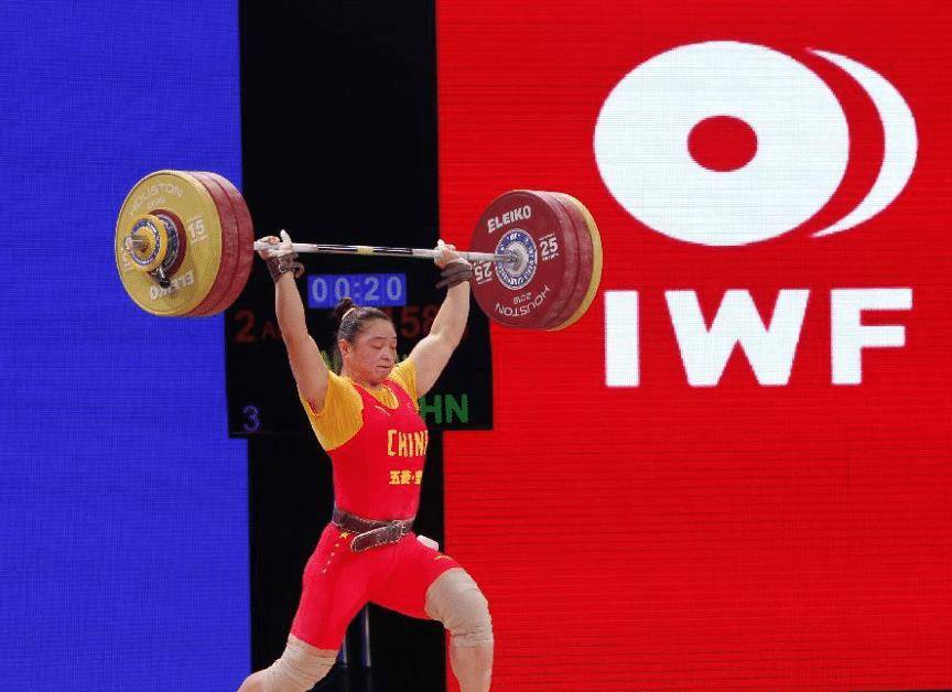 举重选手夺冠金牌，震撼全场