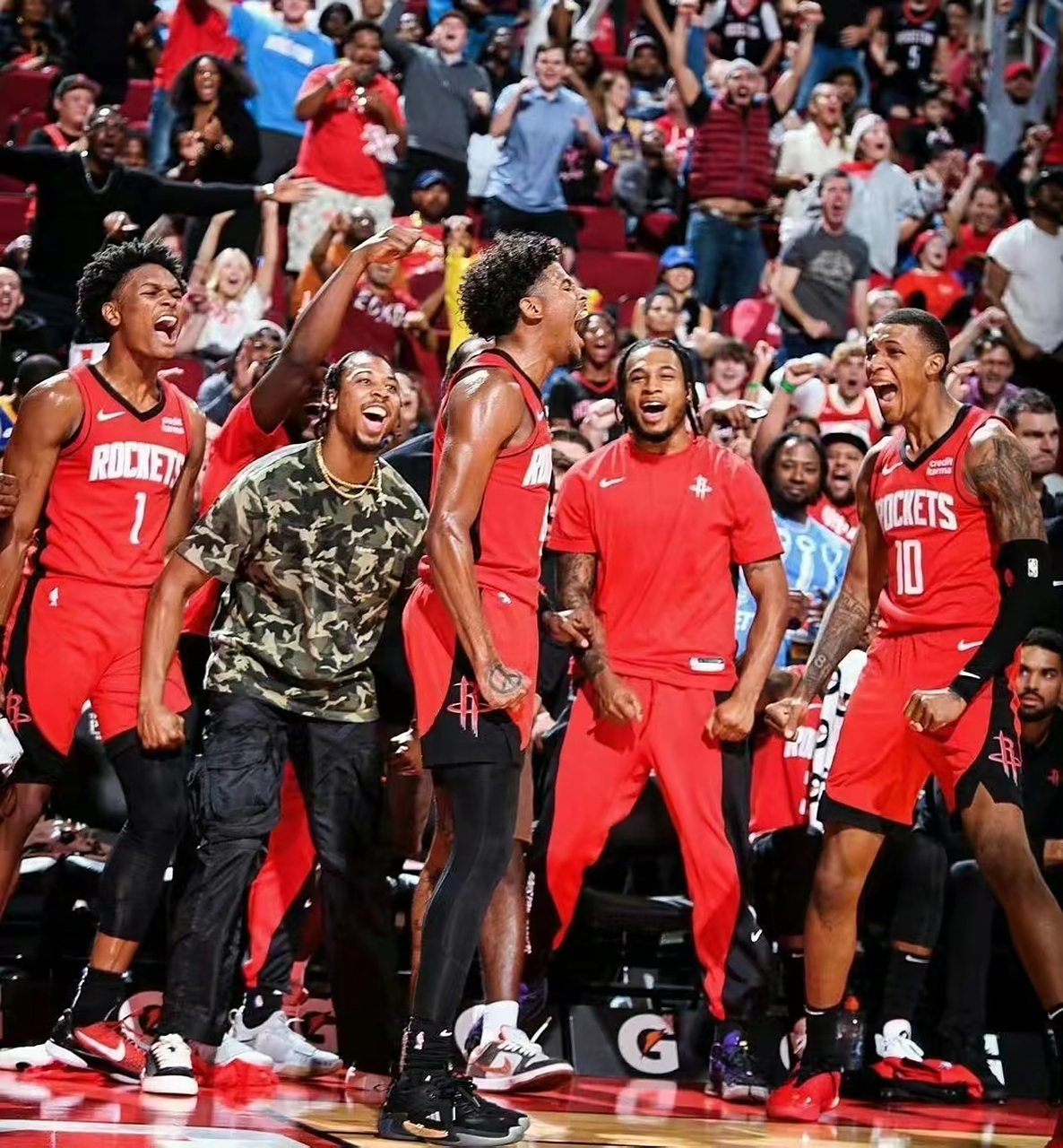 尼克斯战胜黄蜂,艰难取得赛季首胜 尼克斯战胜黄蜂,艰难取得赛季首胜