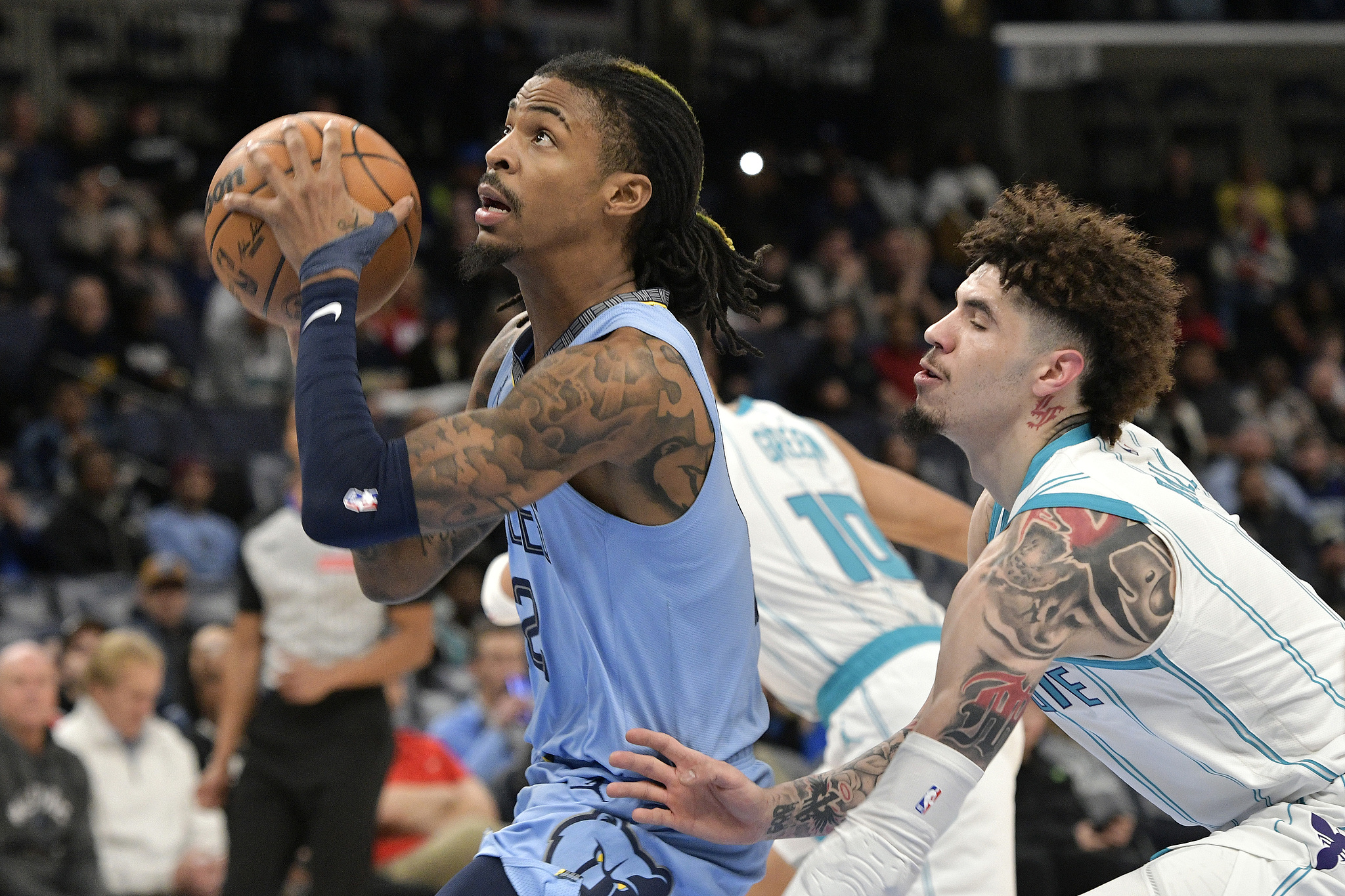 黄蜂大胜灰熊，保持领先